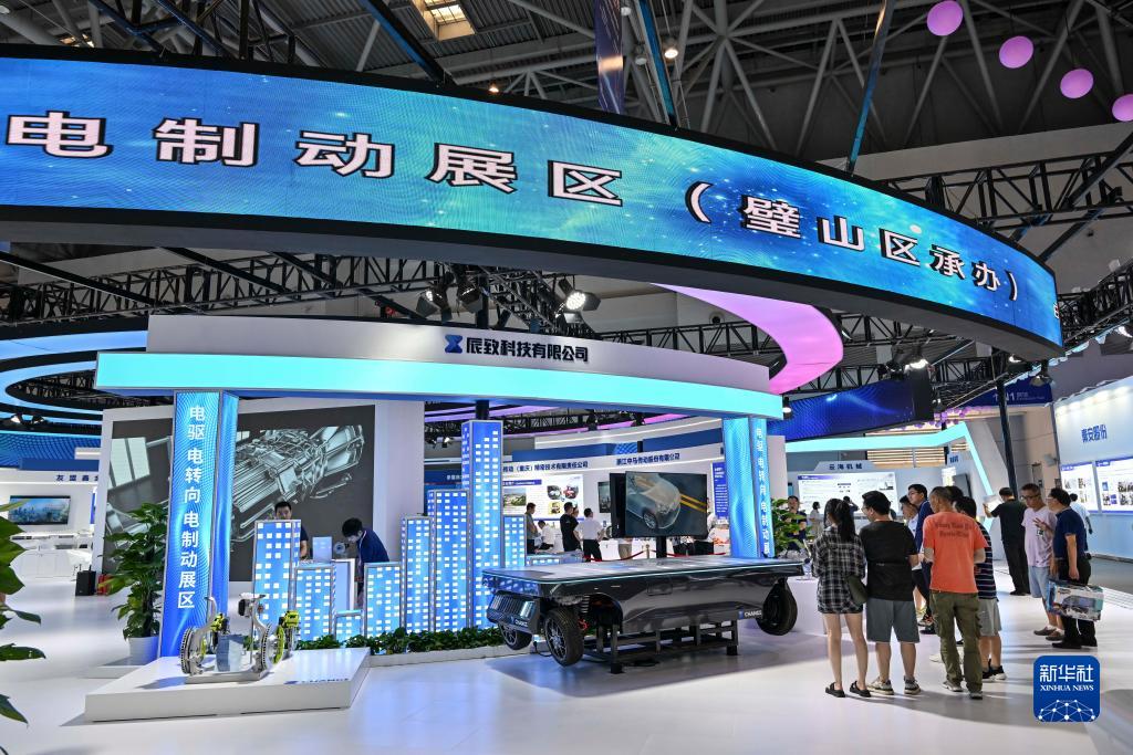 9月4日，觀眾在2023智博會“電驅(qū)、電轉(zhuǎn)向、電制動(dòng)”展區(qū)參觀。當(dāng)日，為期三天的2023中國國際智能產(chǎn)業(yè)博覽會在重慶國際博覽中心拉開帷幕。本屆智博會圍繞智能網(wǎng)聯(lián)新能源汽車、智能裝備及智能制造、新一代信息技術(shù)、智慧城市四大專業(yè)板塊開展系列活動(dòng)。新華社記者 王全超 攝