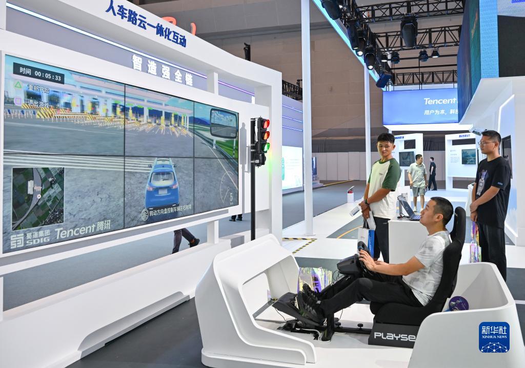 9月4日，觀眾在2023智博會騰訊展廳體驗(yàn)人車路云一體化互動(dòng)。新華社記者 王全超 攝