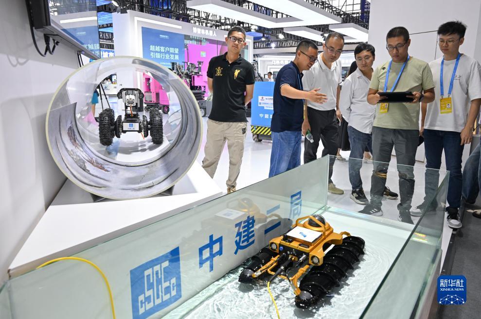 9月4日，觀眾在智博會上參觀中建二局展示的管道非開挖智能檢測“浮水機(jī)器人”。新華社記者 王全超 攝