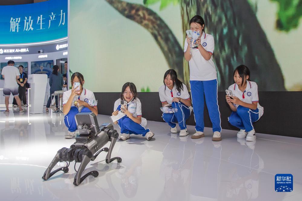 9月4日，在2023智博會科大訊飛展廳，訊飛工業(yè)巡檢機(jī)器人與觀眾互動(dòng)。新華社記者 儲加音 攝