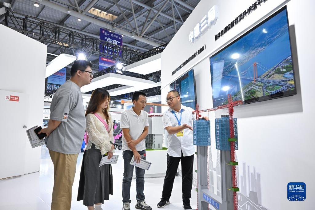 9月4日，觀眾在智博會上參觀中建三局展示的空中造塔機(jī)。新華社記者 王全超 攝